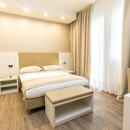 Hotel Touring Lido di Jesolo Esterno foto