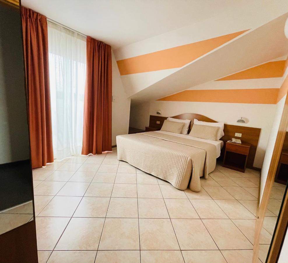 Hotel Touring Lido di Jesolo Esterno foto