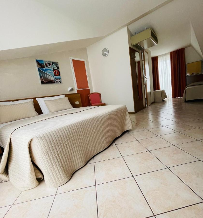 Hotel Touring Lido di Jesolo Esterno foto