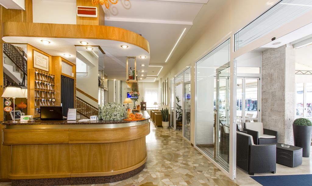 Hotel Touring Lido di Jesolo Esterno foto