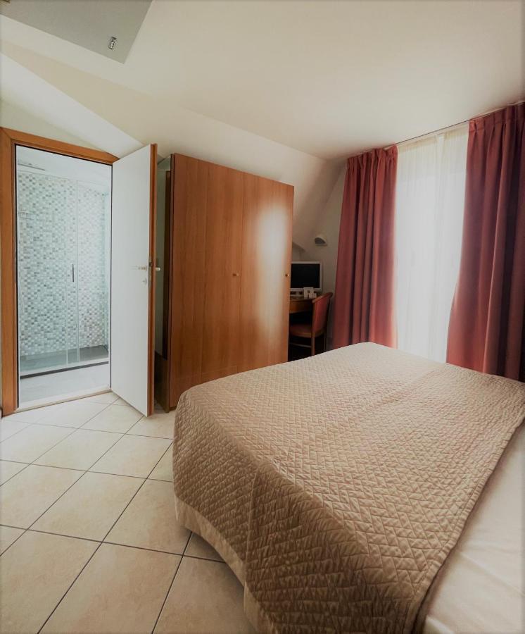 Hotel Touring Lido di Jesolo Esterno foto