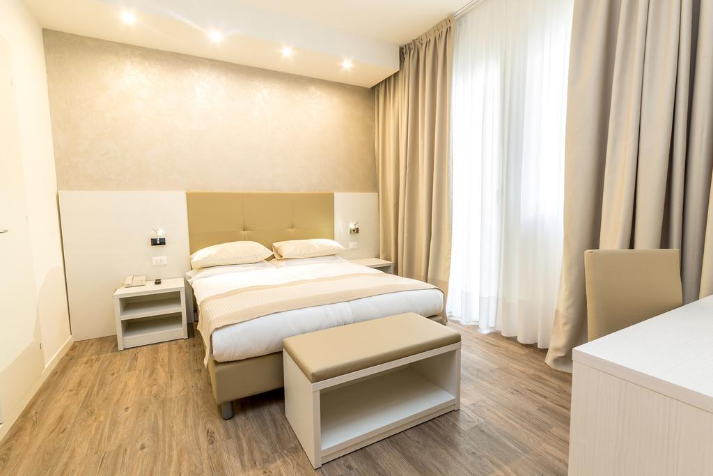 Hotel Touring Lido di Jesolo Esterno foto