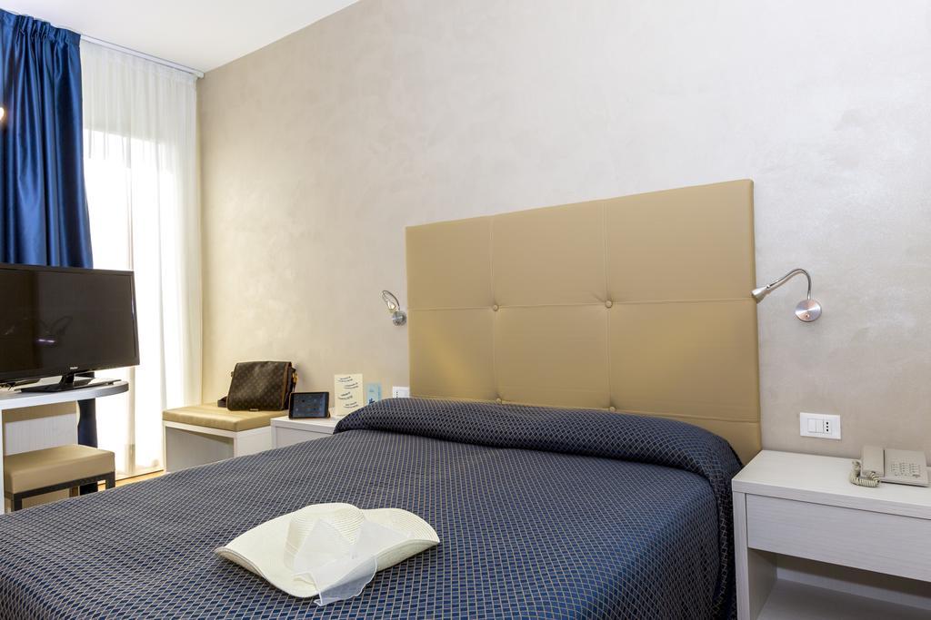 Hotel Touring Lido di Jesolo Esterno foto