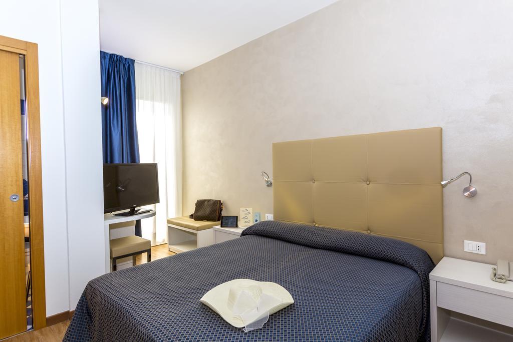 Hotel Touring Lido di Jesolo Esterno foto