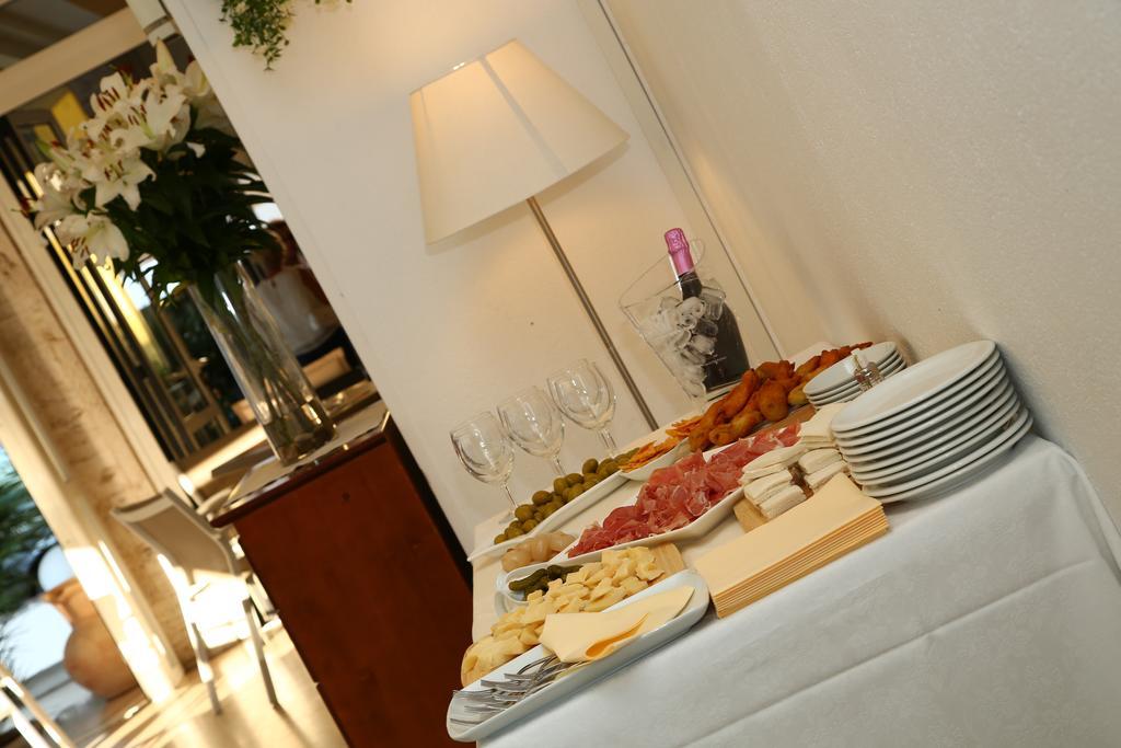 Hotel Touring Lido di Jesolo Esterno foto
