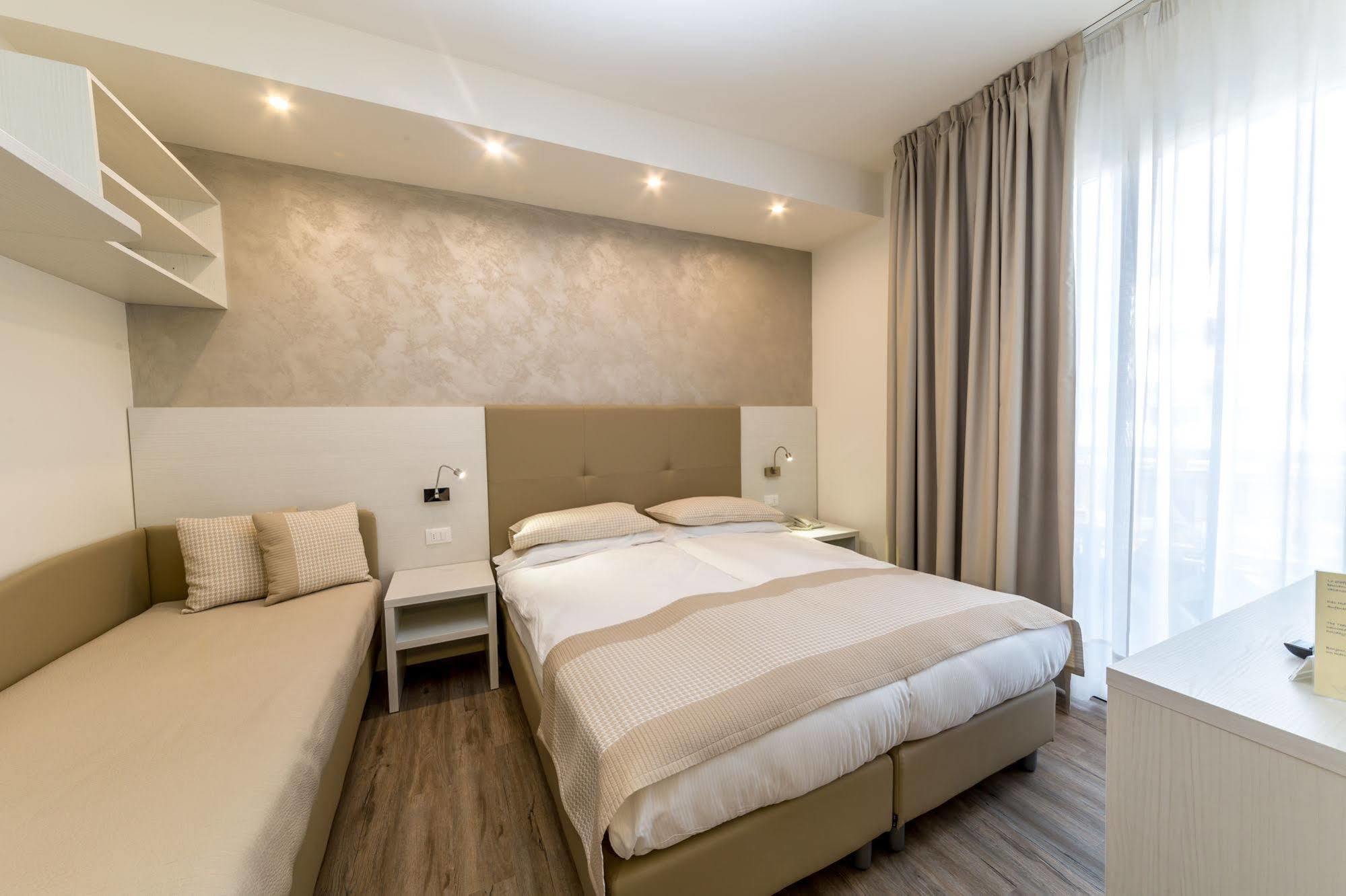 Hotel Touring Lido di Jesolo Esterno foto