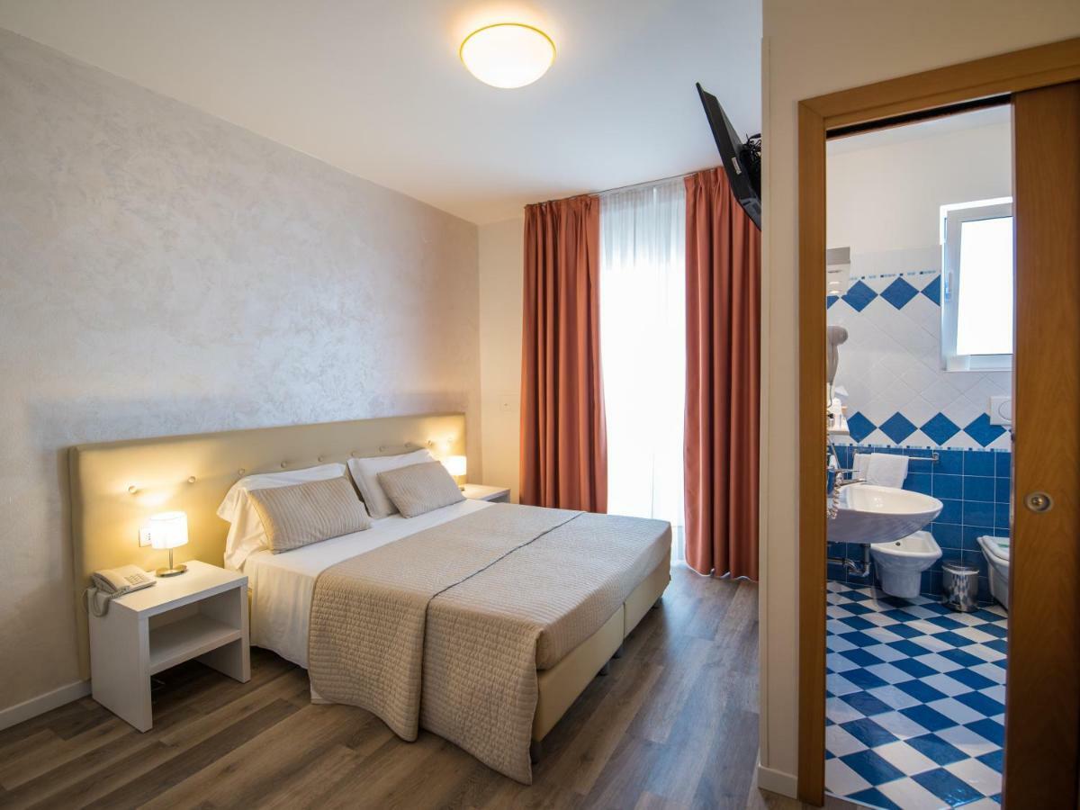 Hotel Touring Lido di Jesolo Esterno foto