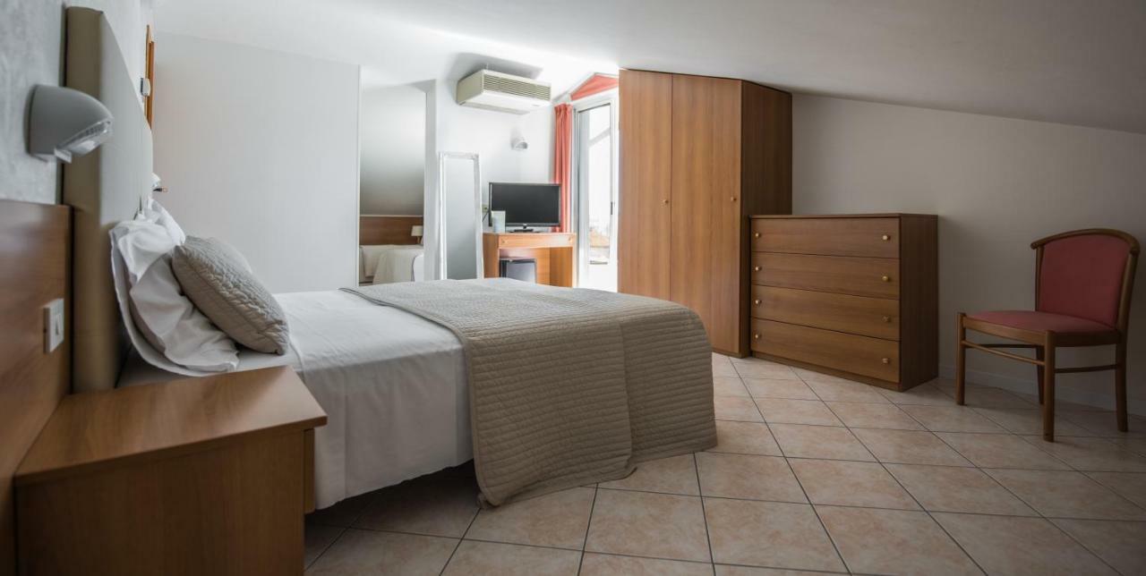 Hotel Touring Lido di Jesolo Esterno foto